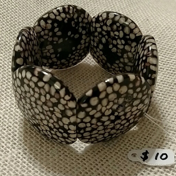 None Jewelry - Chunky Bangle Resin Bracelet Stretch Band In Brown & Cream Pebble Pattern OS
